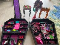 Monster High Puppe mit sehr viel Zubehör Kleiderschrank DJ Pult Nordrhein-Westfalen - Meerbusch Vorschau