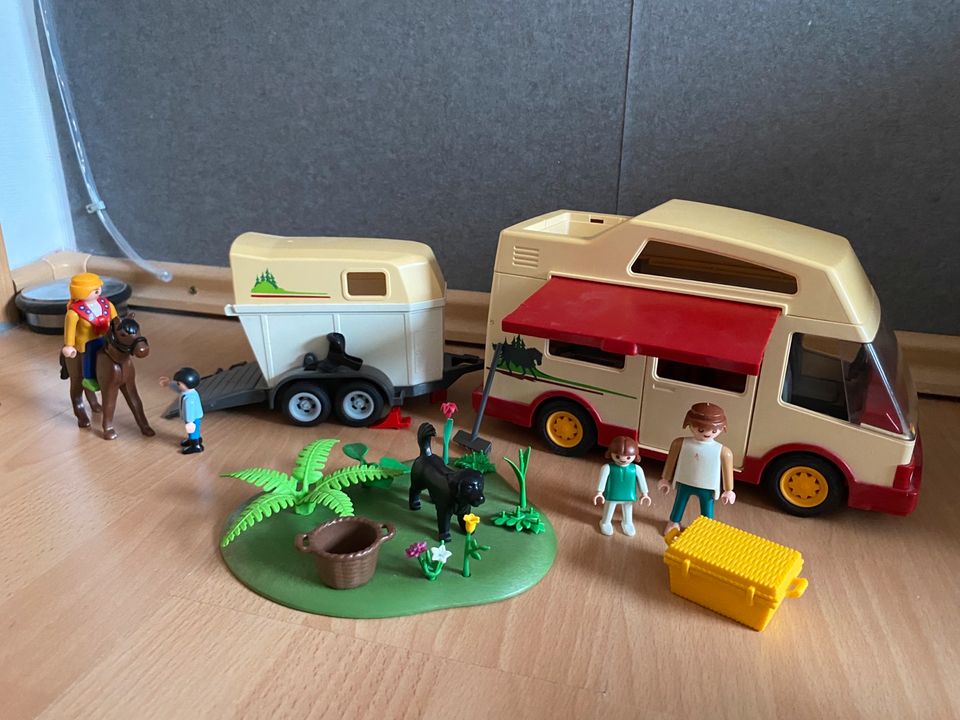 Playmobil - Camper & Pferdeanhänger in Metelen