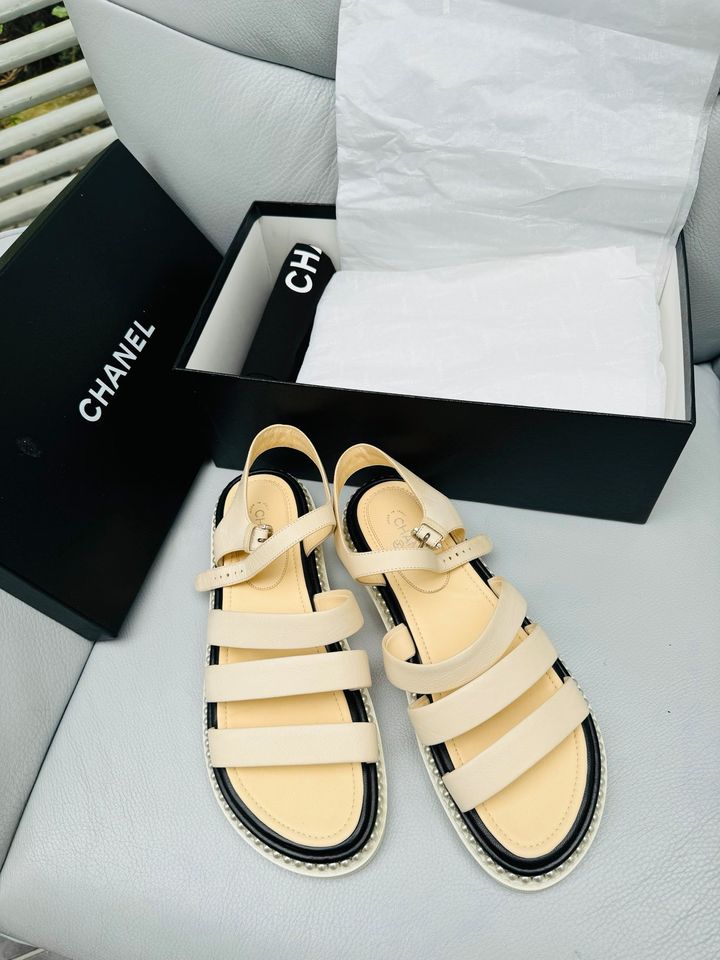 CHANEL Sandalen NEU Gr 38 Leder Ecru Perlen Dad’s Sandals in Hamminkeln