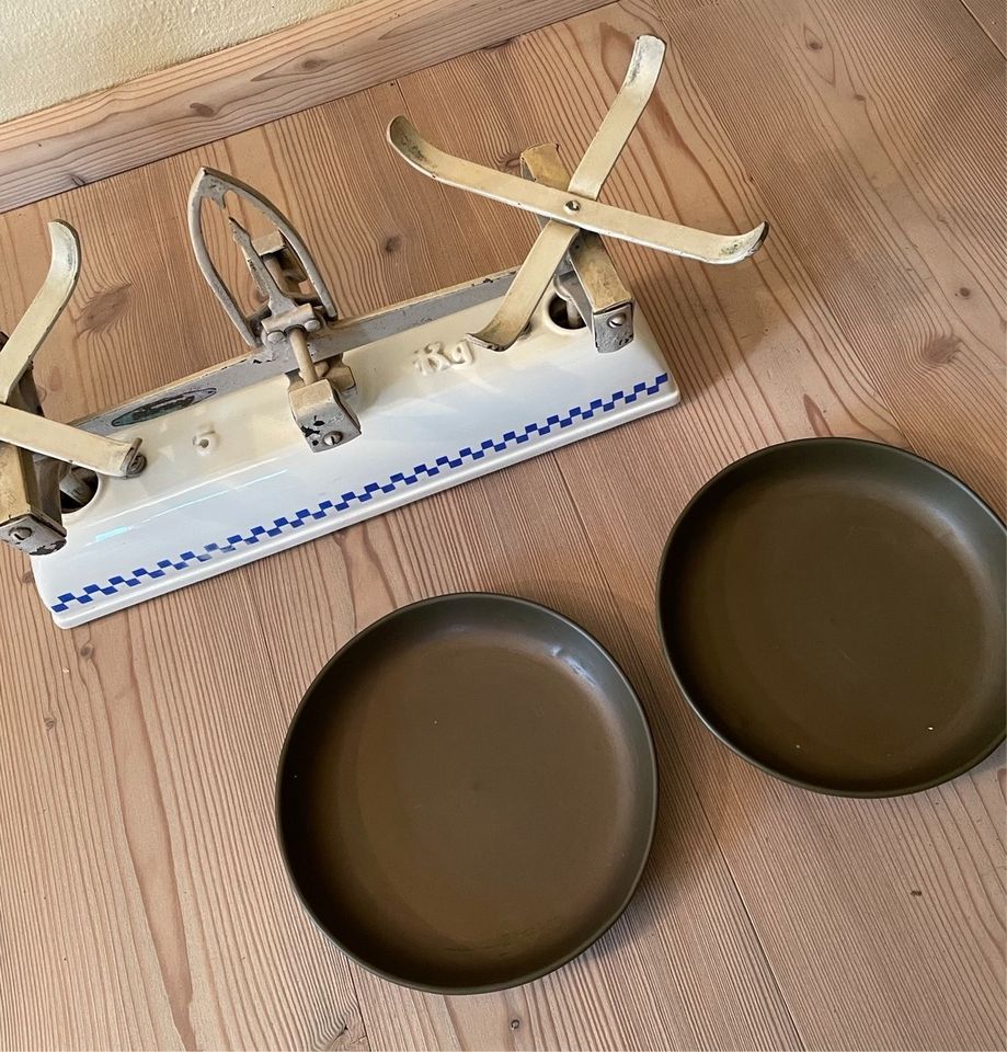 Antike Küchenwaage aus Porzellan in Otterberg