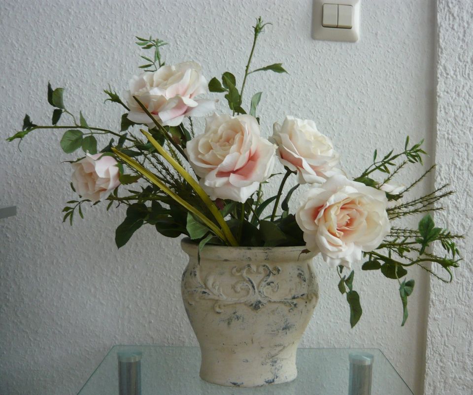 Antik Vase mit naturgetreuen, künstlichen Rosen, wie echt in Dortmund