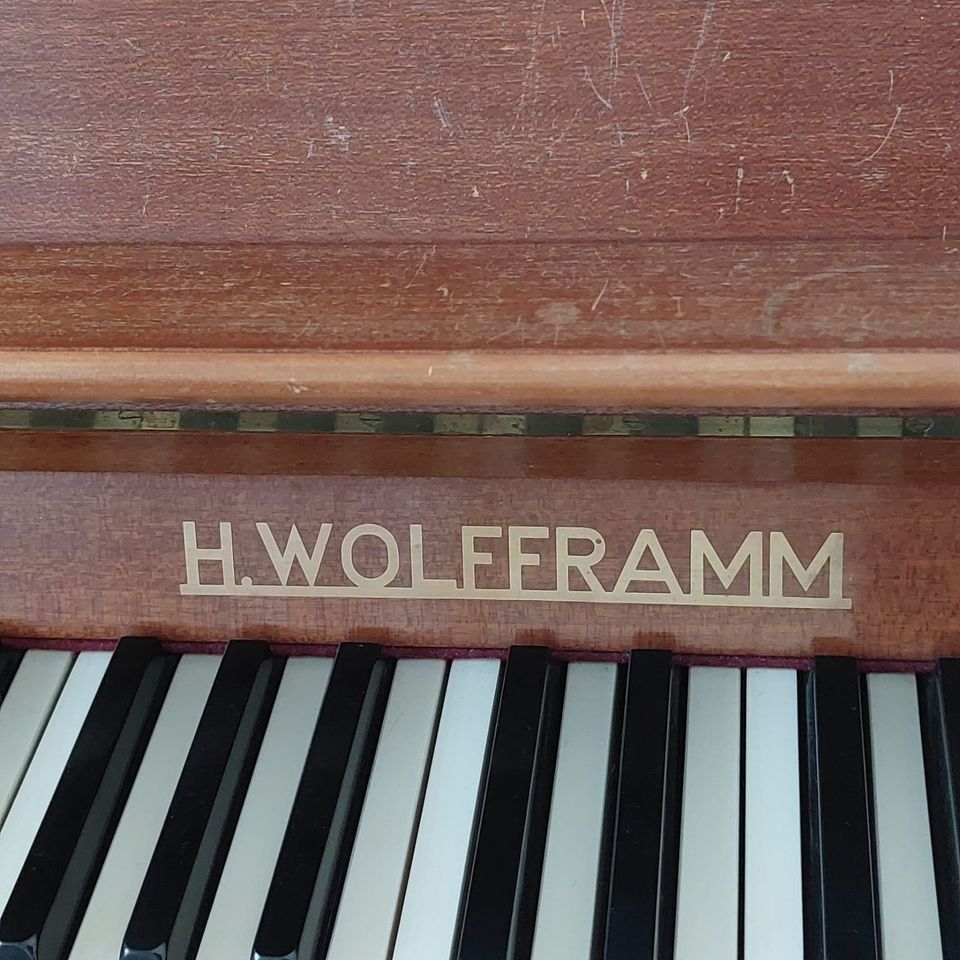 Klavier der Marke Wolfframm in Dresden