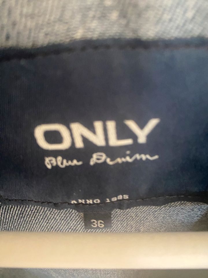 Dunkelblaue Jeansjacke von ONLY in Salzgitter