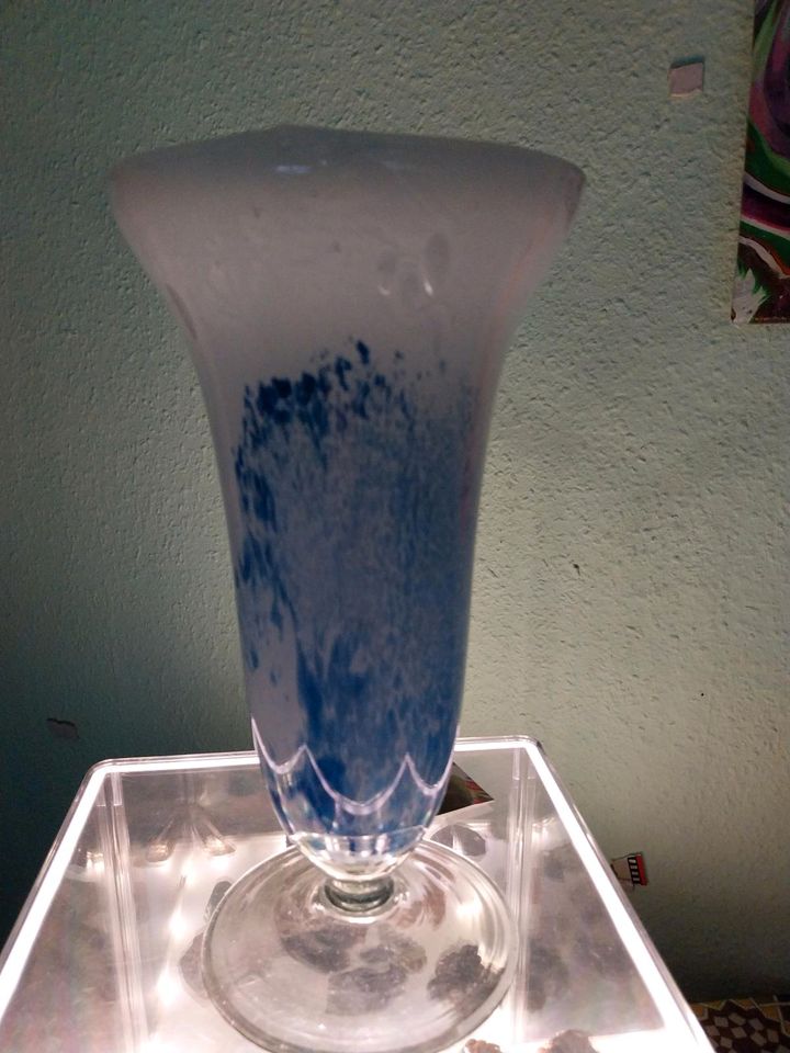 Vase, mundgeblasen, weiß-blau in Hamburg