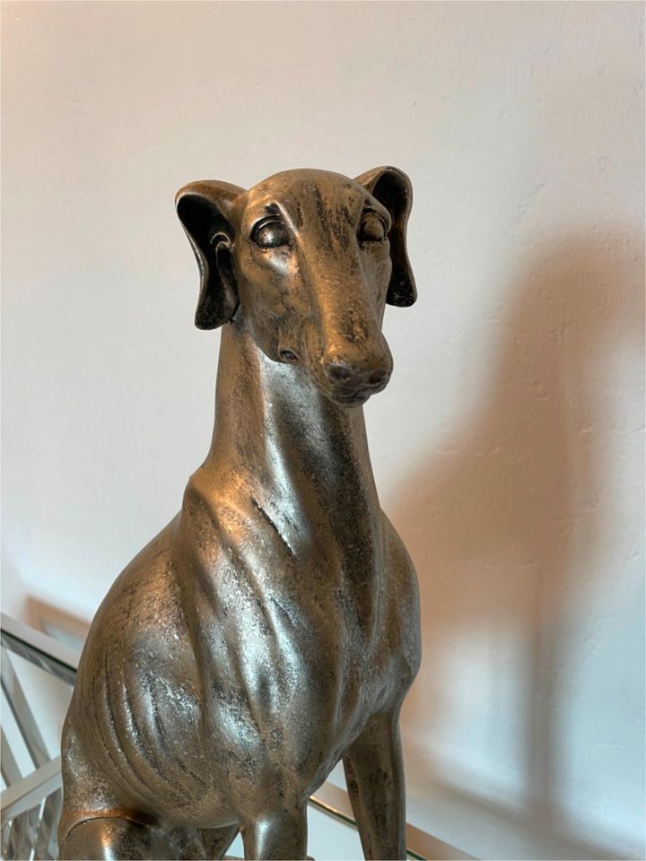 Deko Windhund Frei sitzend Skulptur Hundefigur Höhe 54 cm in Waldbreitbach