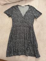 Schönes Kleid mit Blumen von Pull & Bear Hessen - Wiesbaden Vorschau