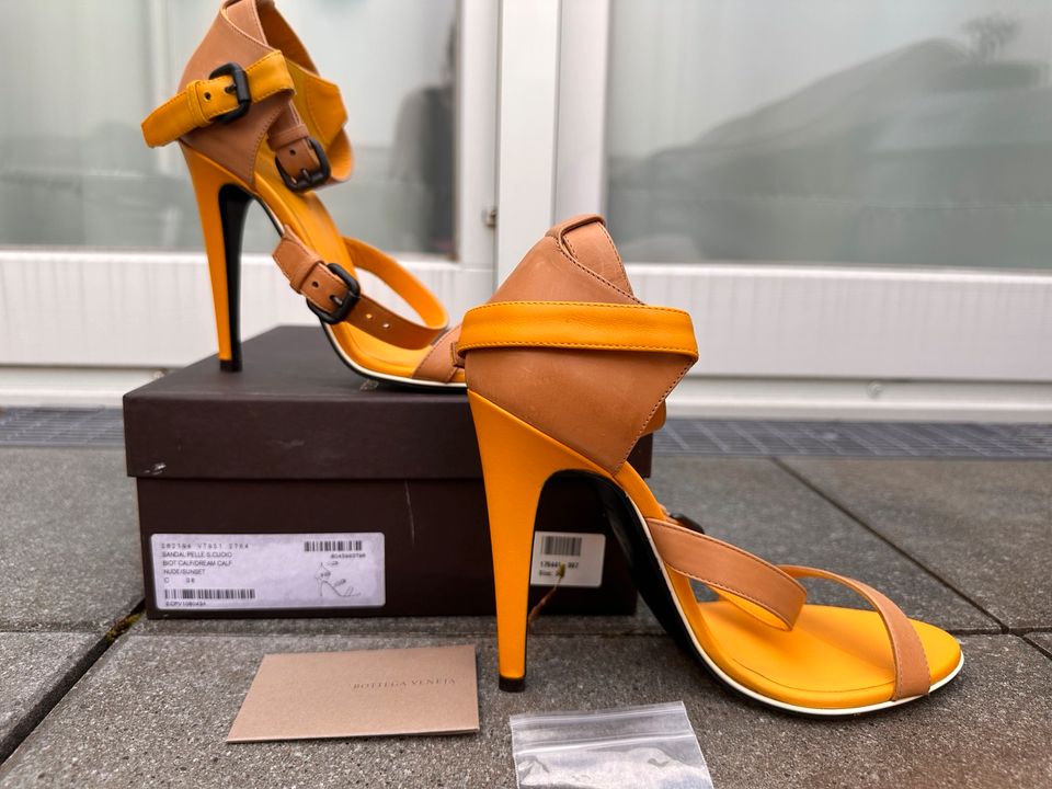 100% ORIGINAL BOTTEGA VENETA SANDALEN PUMPS GELB Gr. 38 NEU ! in München