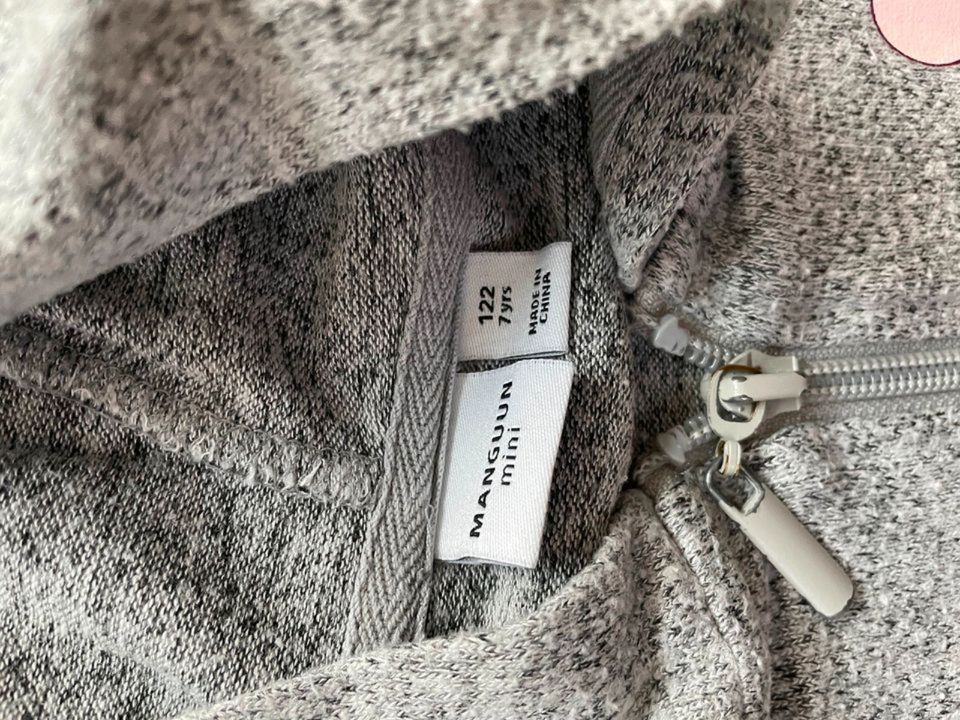 graue dünne Sweatshirtjacke grau mit Herzen Manguun mini 122 in Wuppertal