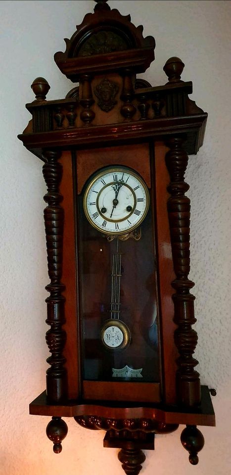 Beistelltisch -  Nähtisch 60 Euro VB, alte Uhr 105 Euro VB in Wiesbaden