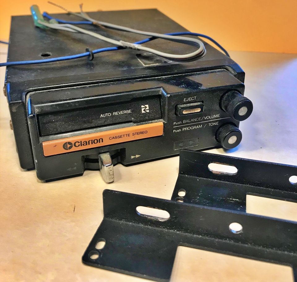Vintage: Clarion PE-828A Cassette Stereo System + Einbauspeaker in Zusmarshausen