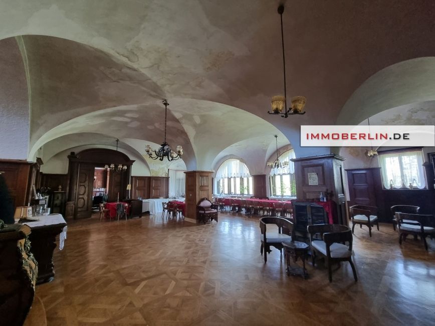 IMMOBERLIN.DE - Schloss Helmsdorf! Historisches Gutshaus mit viel Potential auf herrschaftlichem Anwesen an den Ufern der Wesenitz in Stolpen