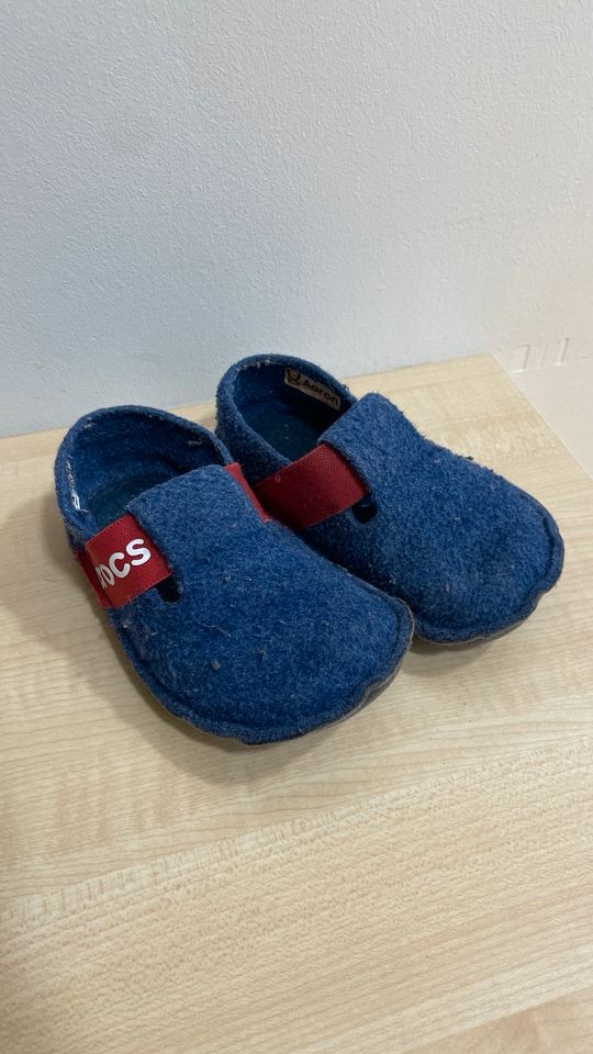 Gr. 24 Kinder Crocs Hausschuhe Filz Kita in Rostock