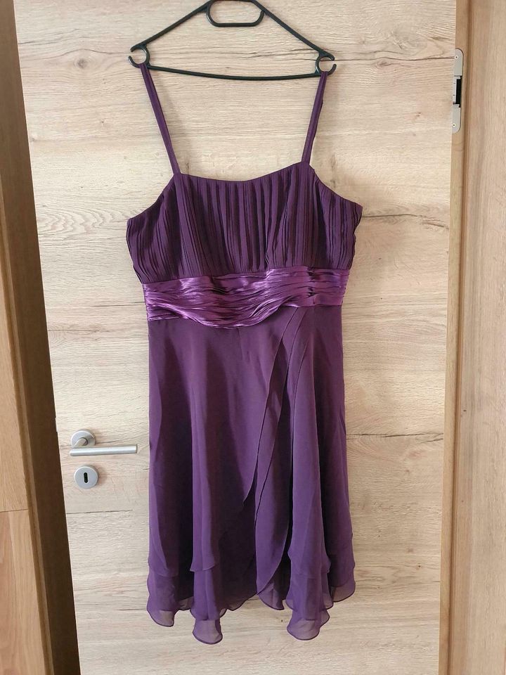 Abendkleid Ausgehkleid gr. 44/46 lila in Stadtoldendorf