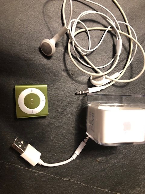 iPod shuffle 2GB Music Ohrhörer Kopfhörer Apple Original grün in Bad Rappenau