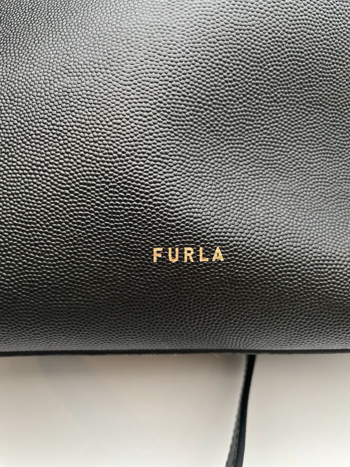 NEUWERTIG Furla Damen Leder Designer Handtasche schwarz gold in Frankfurt am Main