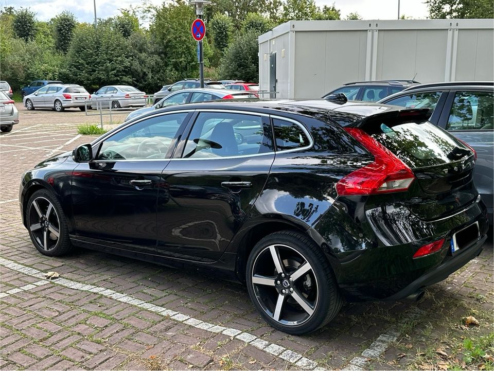 Volvo V40 T3 Momentum in Köln