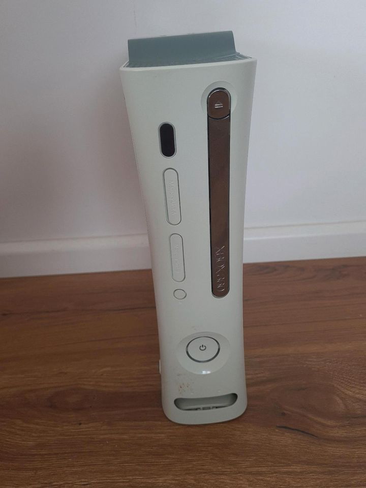 Xbox 360 mit Spielen + kann gebrannte Spiele spielen in Paderborn