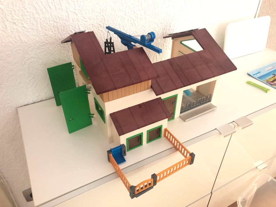 Großer Playmobil Bauernhof mit Zubehör Traktor & Leiterwagen in Gundelfingen