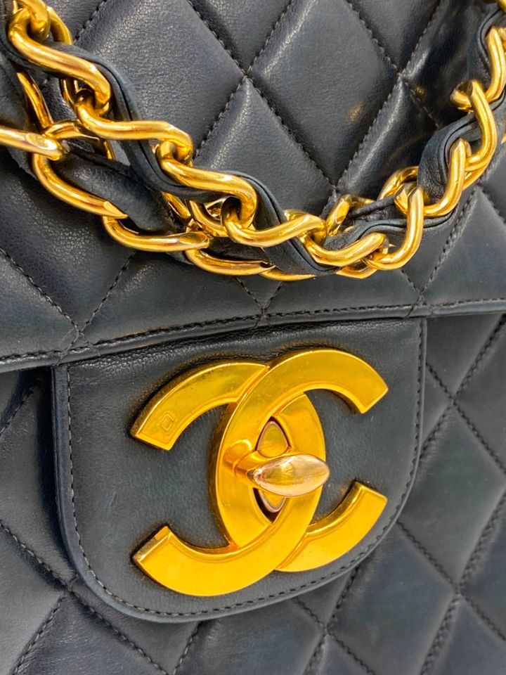 CHANEL Classic Timeless Single Flap Bag Jumbo Lammleder GHW navy Tasche Handtasche in München