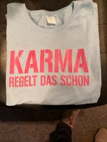 T-Shirt "Karma regelt das schon" Rheinland-Pfalz - Brachbach Vorschau