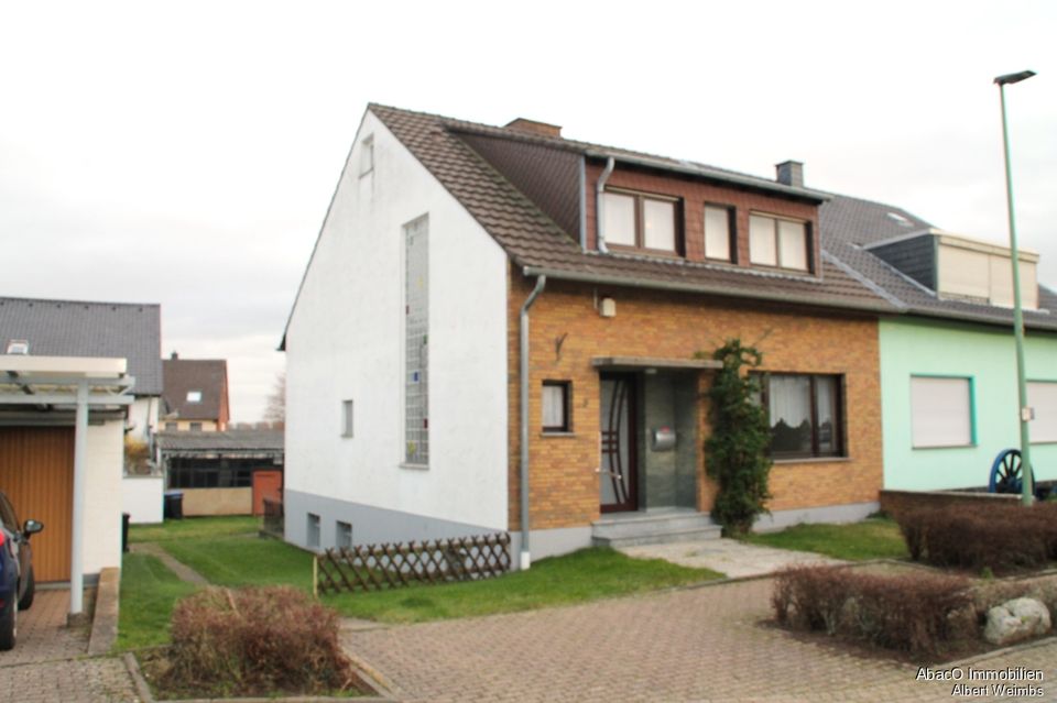 Doppelhaushälfte mit Keller, Terrasse, Garten und großem Nebengebäude. in Vettweiß