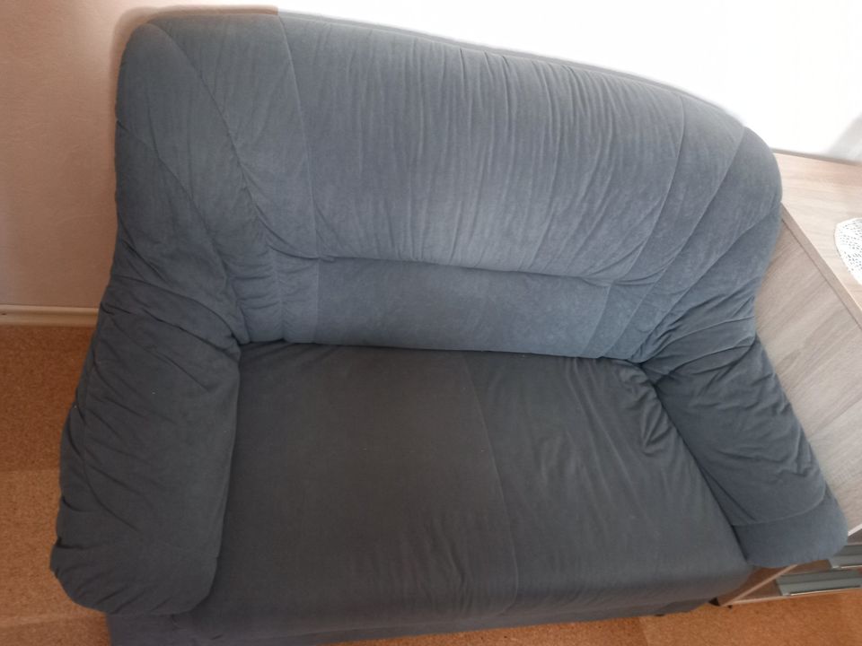 2-Sitzer Sofa grau 130x85x85 cm in Wetter (Hessen)