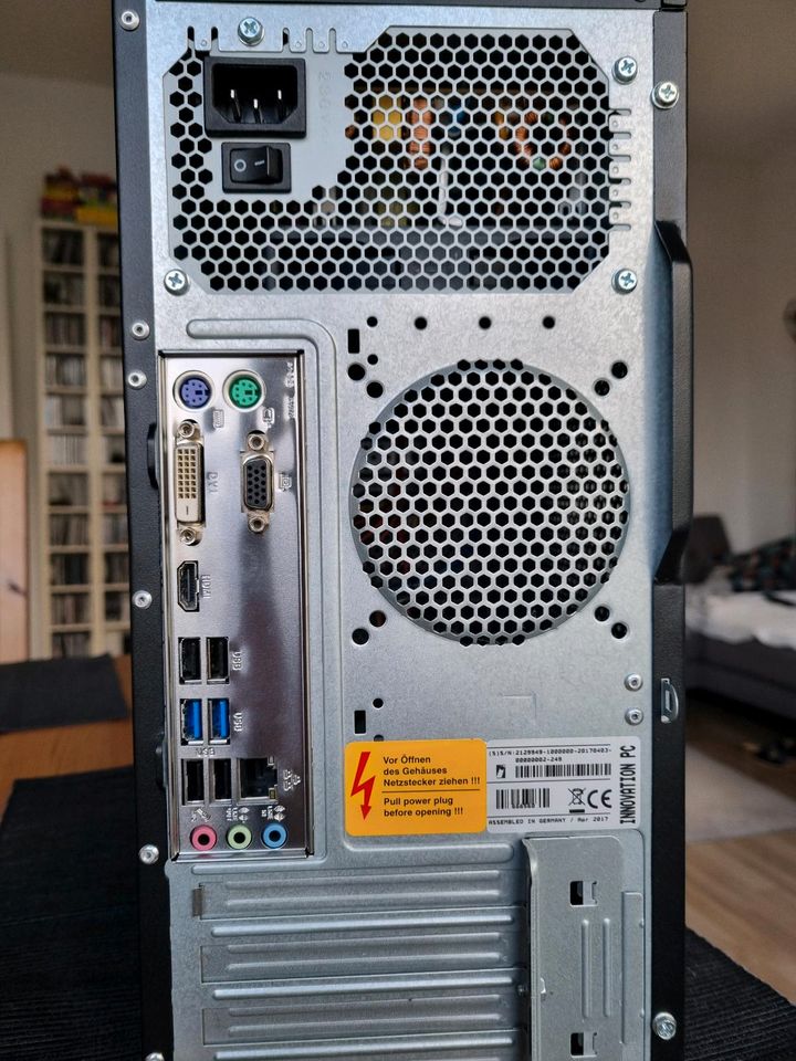 Desktop PC mit 22`` BenQ Monitor und Lautsprechern in Hamburg