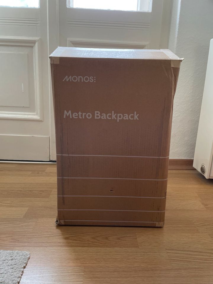 Minimalistischer Rucksack der Marke Monos in Berlin