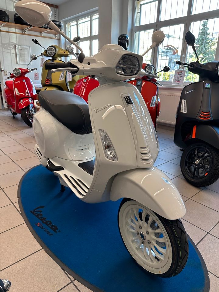 NEU Vespa Sprint 50 White&Black Sondermodell Euro 5 weiß/schwarz in Freiburg im Breisgau