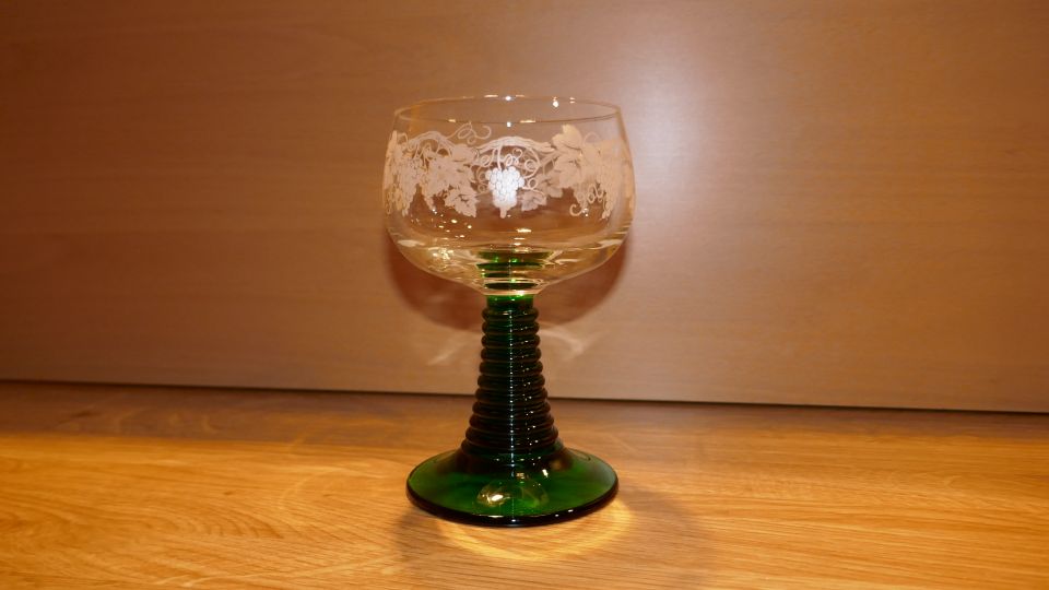Römer Gläser Glas Weinglas Weingläser geschliffen grün weiß in Möglingen 