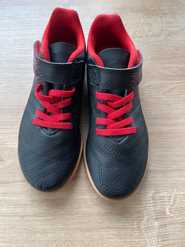 *neu* Hallenschuhe Größe 29 schwarz rot in Veitshöchheim