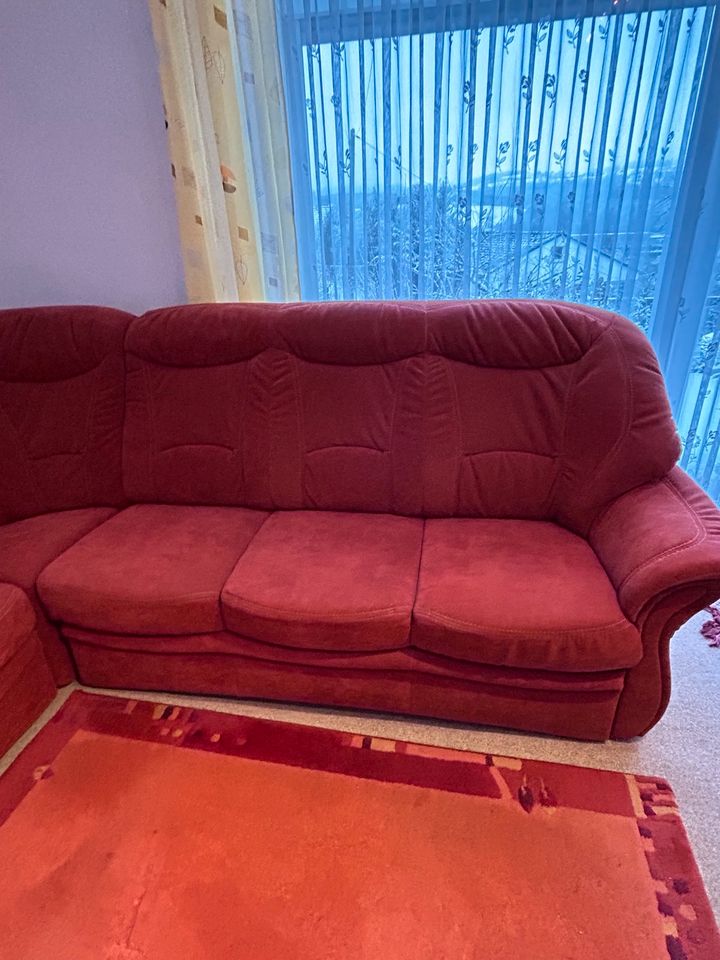 Sofa in rot / nur Selbstabholer / Teppich gratis dazu in Bergneustadt