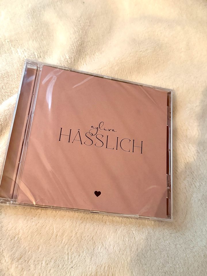 Ayliva Single CD „Hässlich“ im Original in Berlin