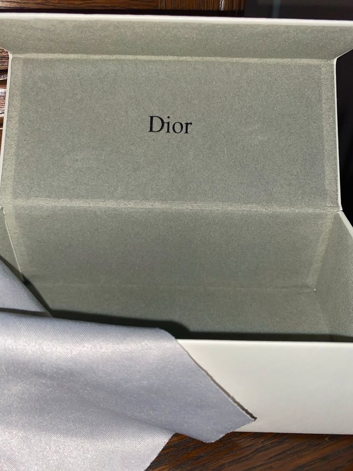 Neuwertige weiße DIOR Brillenbox Brillenetui für Sonnenbrillen in Büdingen