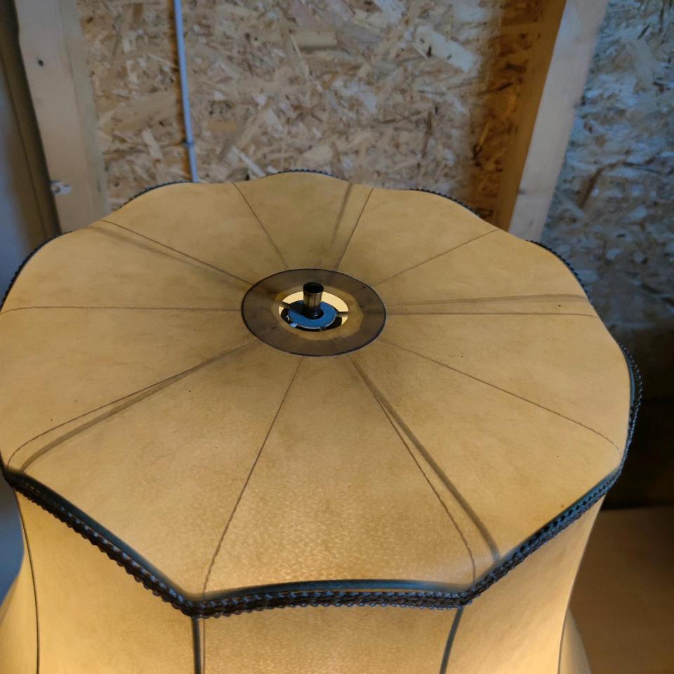 Antike Stehlampe mit großem Lampenschirm massivholz Messing in Braunfels