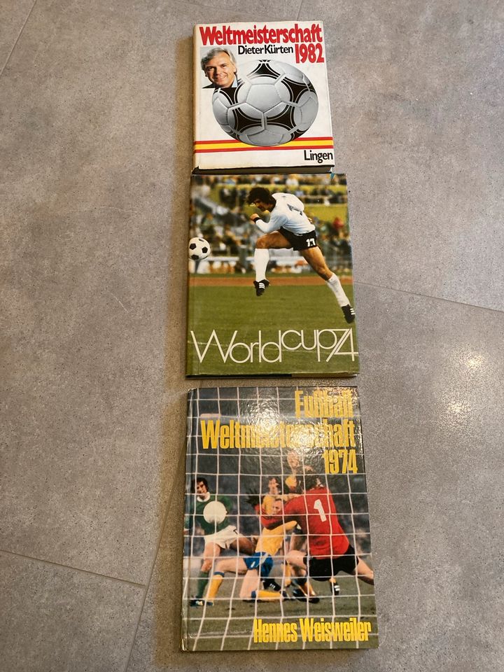 Drei Bücher Fußball Weltmeisterschaft 1974 und 1982 inkl. Versand in Leuterod