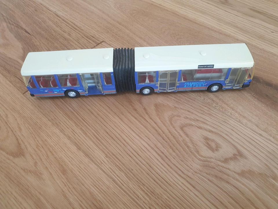 Spielzeug bus von maisto in Schwanstetten