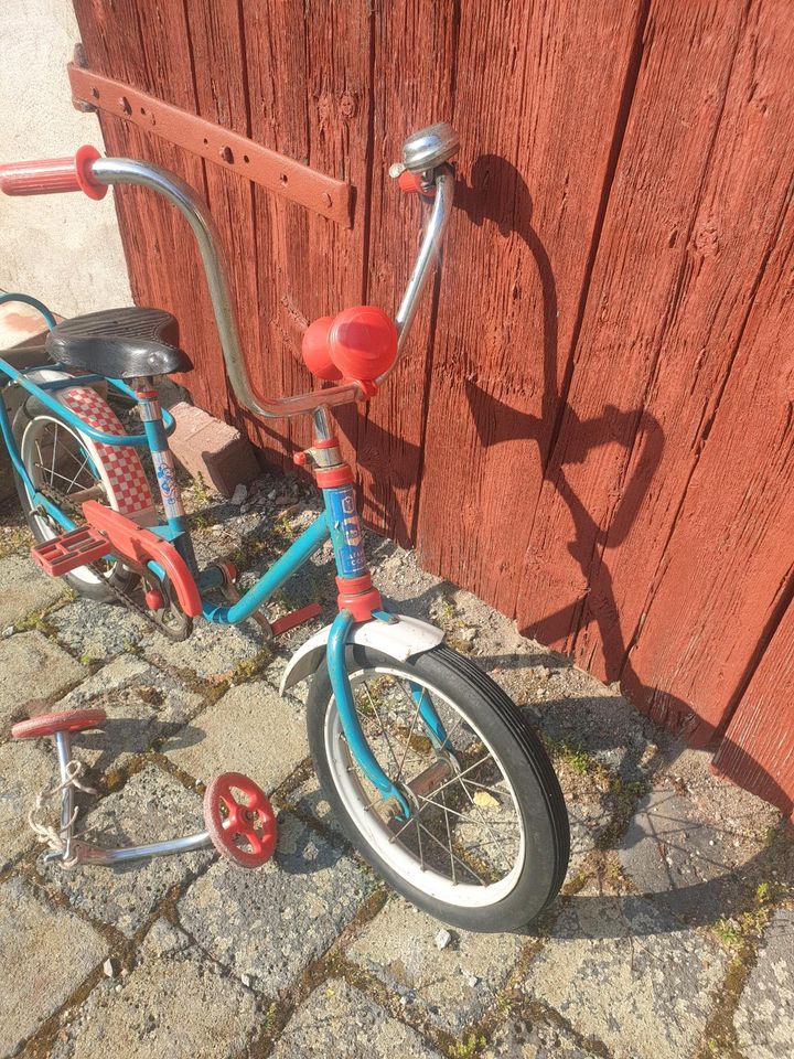 Kinderfahrrad 12 Zoll Hartgummireifen, Bonanza Lenker, Stützräder in Eisleben