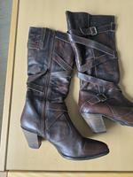 Dave Stiefel Glattleder Braun Größe 41 mittlerer Absatz Hessen - Schwalbach a. Taunus Vorschau