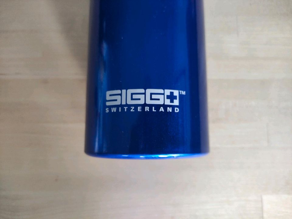 SIGG-Trinkflasche blau metallic 1 Liter - Made in Switzerland in Rheinfelden (Baden)