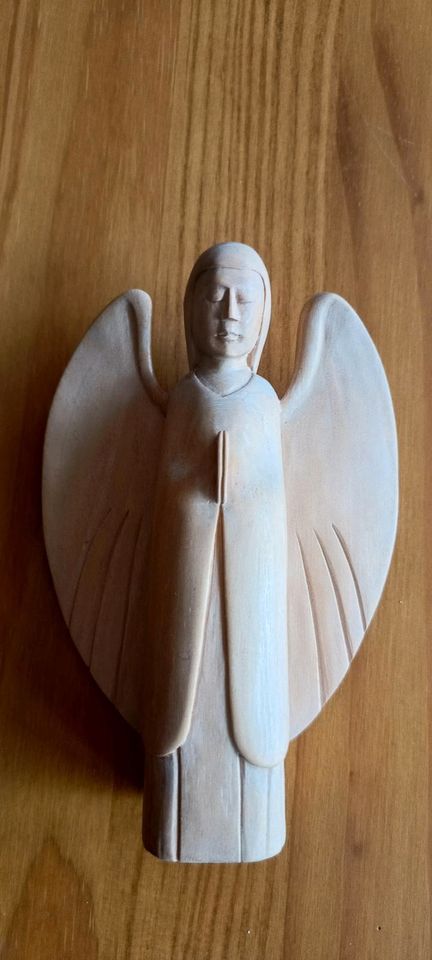 Engelfigur aus Holz in Oldenburg