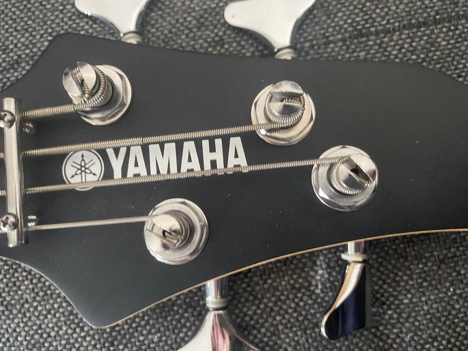 Yamaha RBX-Serie E-Bass mit Tasche in Kleve