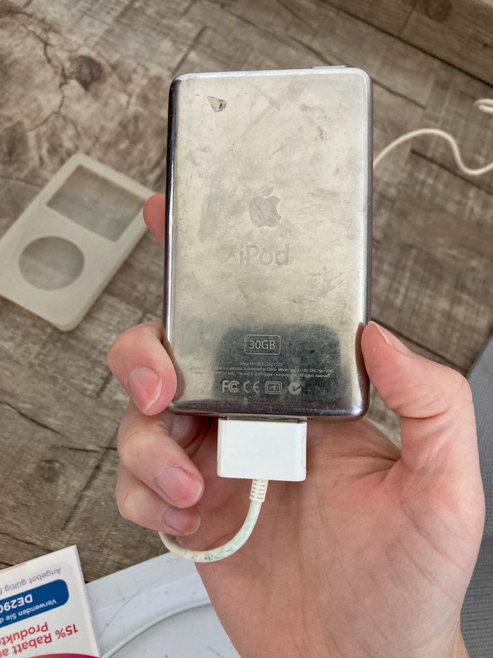 iPod 30 GB mit Ladekabel und Hülle in Rastede