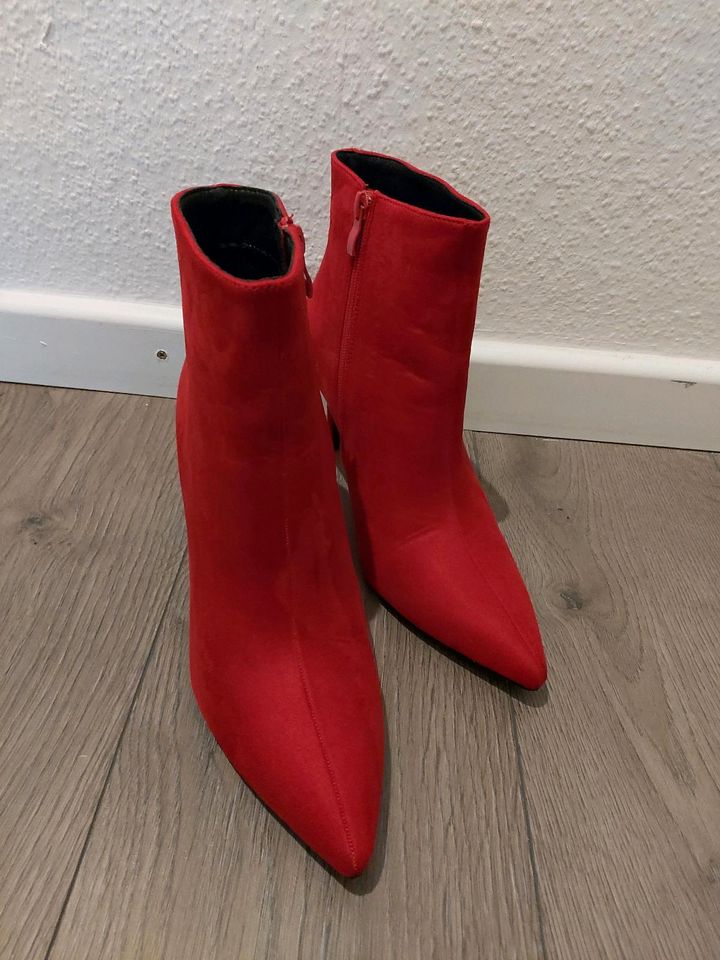 Rote Stiefeletten in Bremen