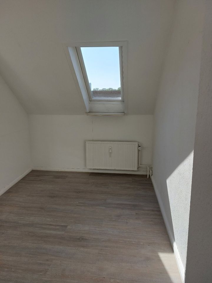 Flensburg - Südstadt / Dachgeschoß / 3 1/2-Zimmer-Wohnung mit Dachterrasse in Jarplund-Weding