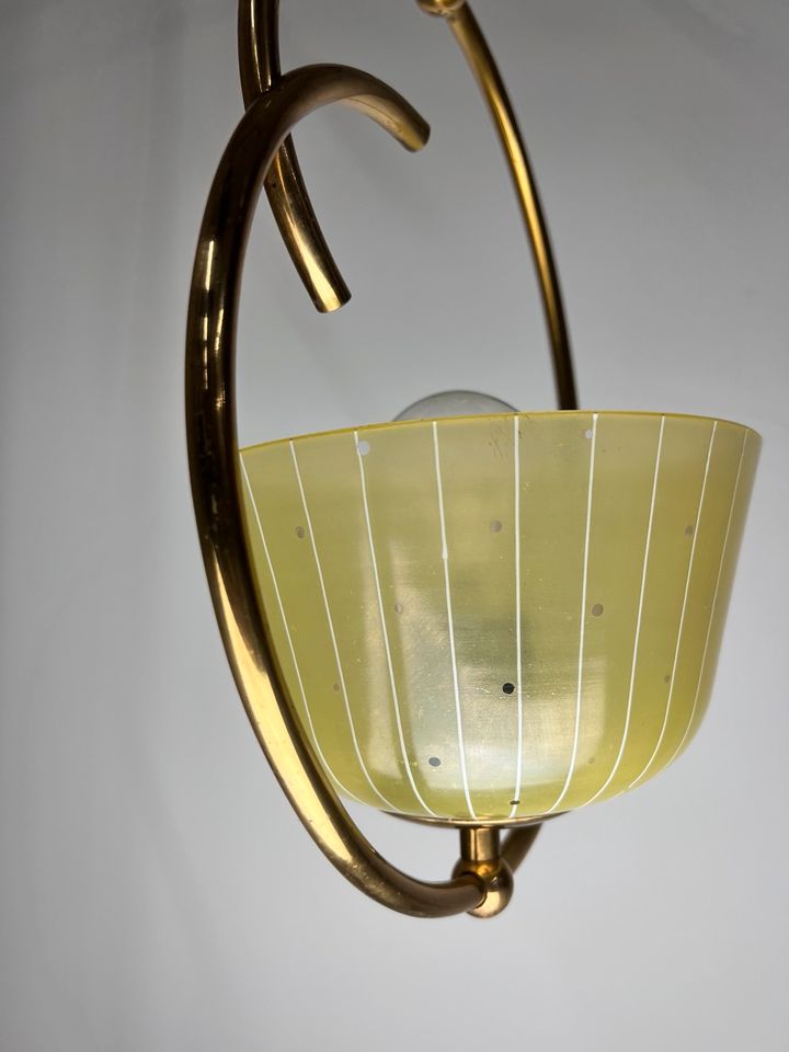 50er Jahre Vintage Hängelampe Küchenlampe Deckenlampe Messing goldfarben gelbes Glas Seltenheit Mid Century Design Westgermany in Berlin