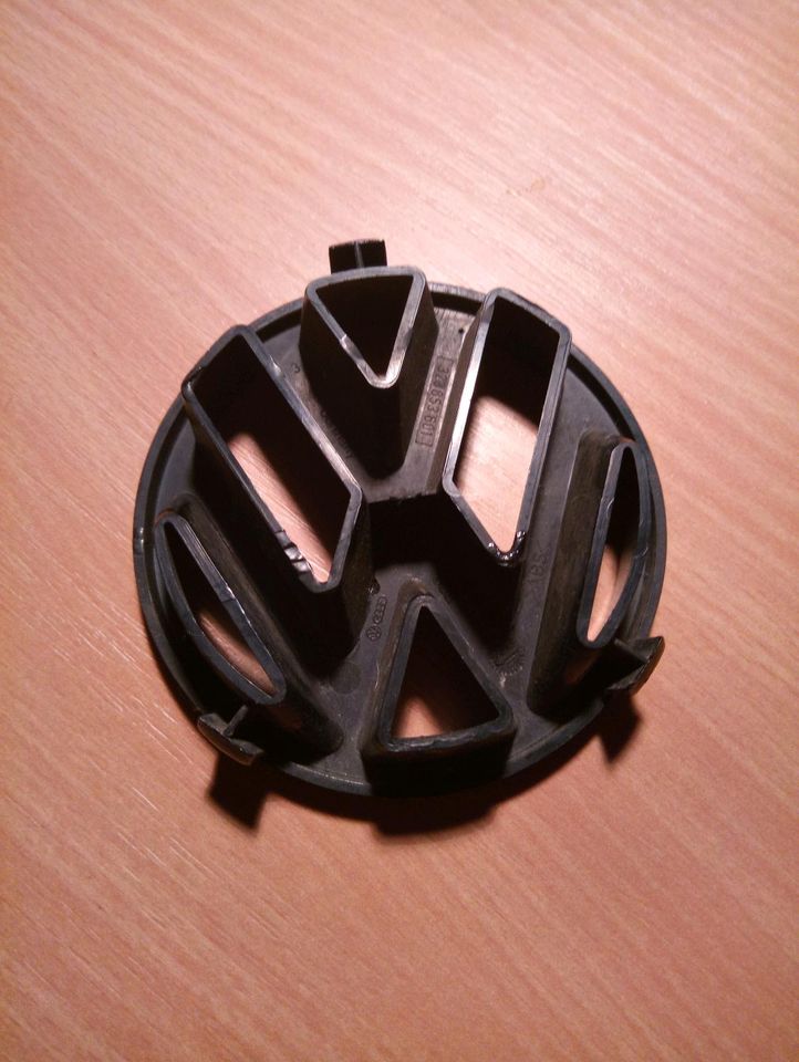 VW Emblem schwarz in Lübeck