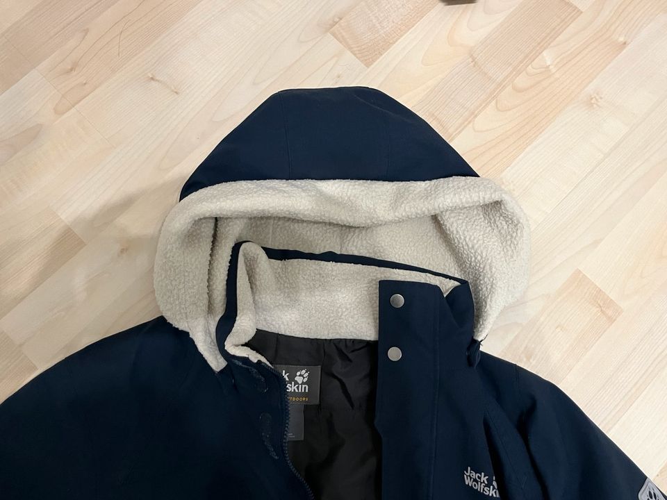 Jack Wolfskin Winterjacke, Gr. 176, dunkelblau mit Fell in Kiel