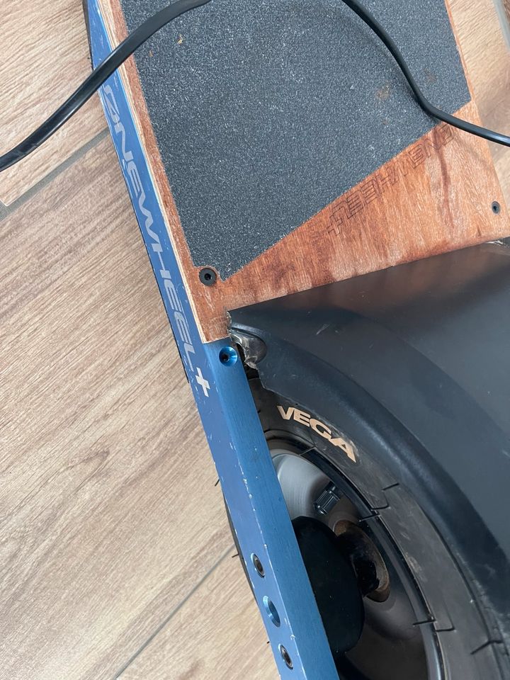 OneWheel+ XR mit nur 818km inkl. Fender und Wooden Stand in Illingen