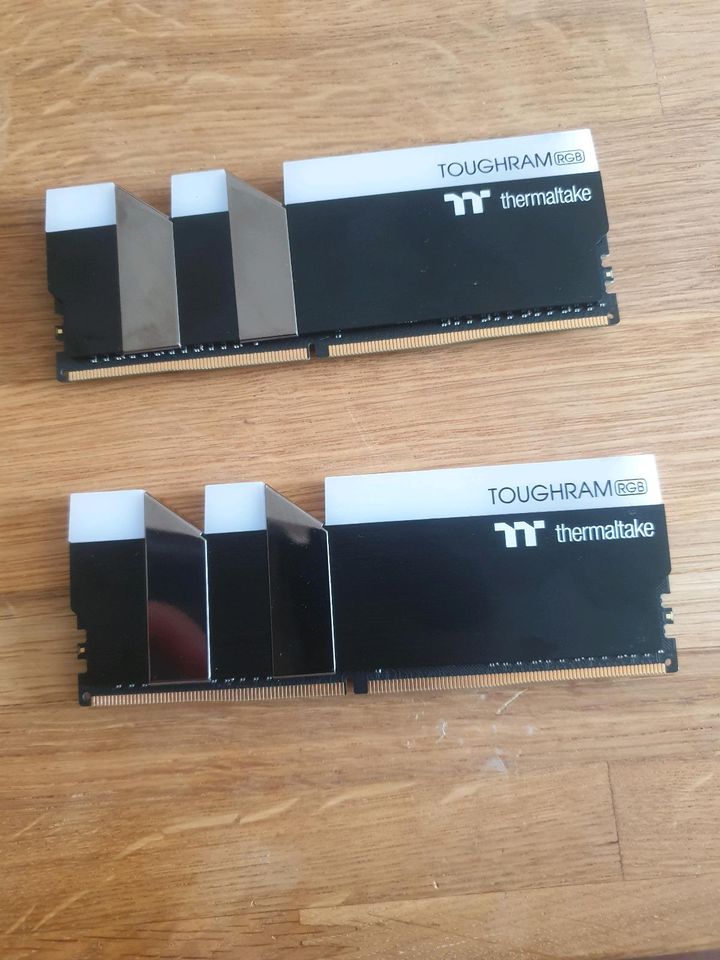 Thermaltake TOUGHRAM RGB Speichermodul 16 GB 2 x 8 GB DDR4 3600 in Donaueschingen